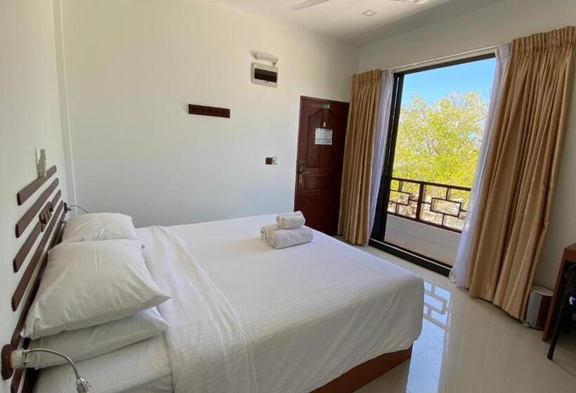 اتاق لوکس با بالکن و چشم‌انداز دریا, Beach Walk Villa Maldives