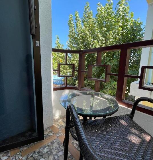 اتاق لوکس با بالکن, Beach Walk Villa Maldives