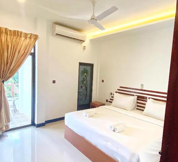 اتاق لوکس با بالکن, Beach Walk Villa Maldives