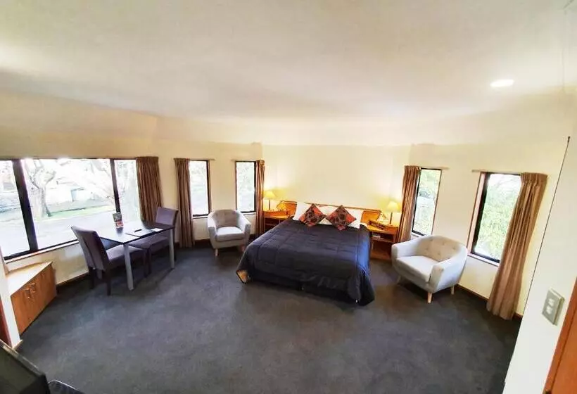 スーペリアスタジオ, Fitzherbert Castle Motel