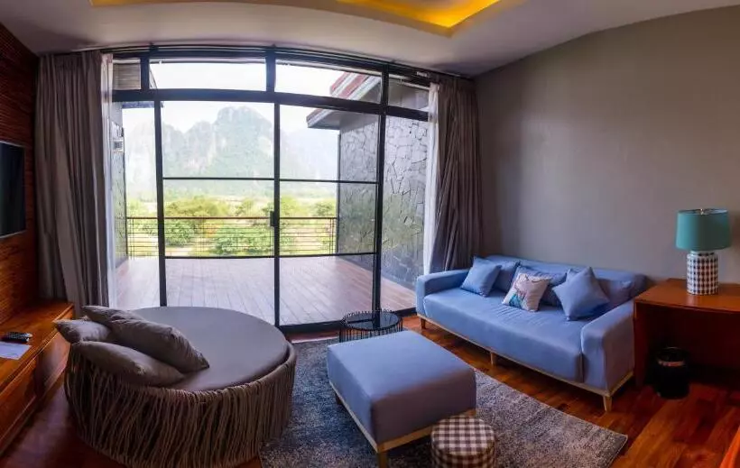 スイート, Inthira Vang Vieng