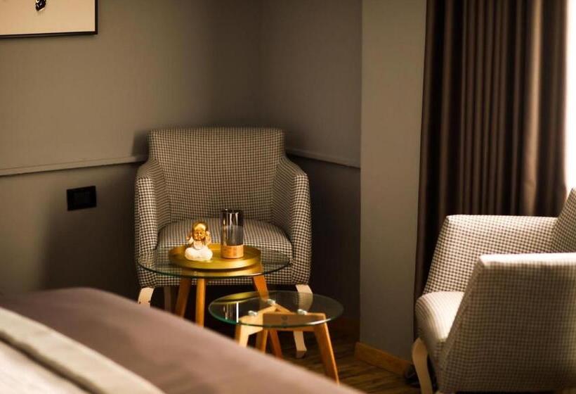 豪华三人间, Triss