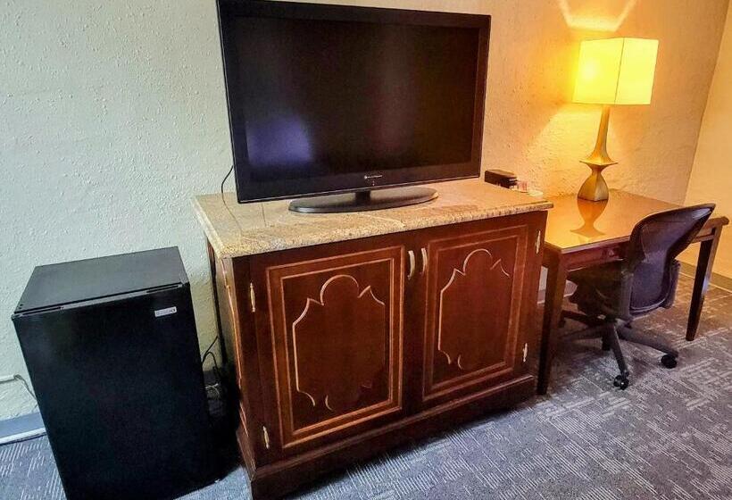 חדר משפחתי, Queen City Inn