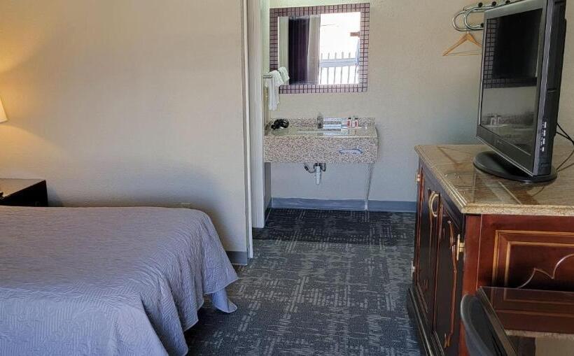 חדר משפחתי, Queen City Inn