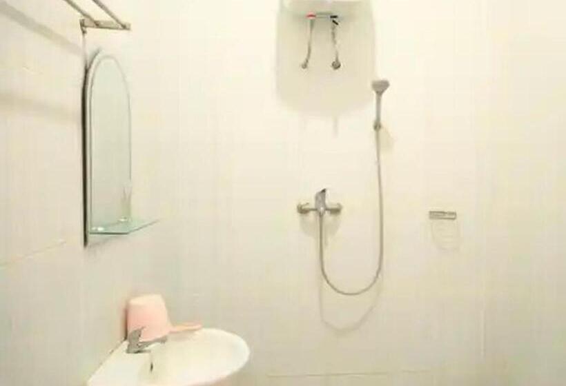 חדר דלוקס, Reddoorz At Hotel Nuansa Ngawi