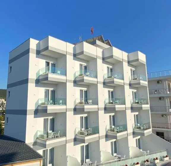 Deluxe-huone, Admiro