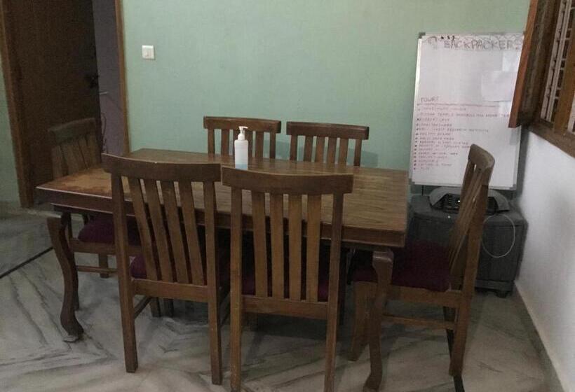 סוויטת 2 חדרי שינה, 9backpackers