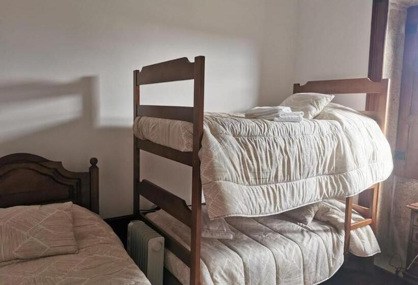 Четырехместный номер эконом класса с общей ванной комнатой, Albergue E Al O Brasão Valença