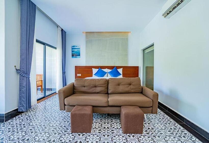 اتاق لوکس با چشم‌انداز استخر, Kampot Sweet Boutique