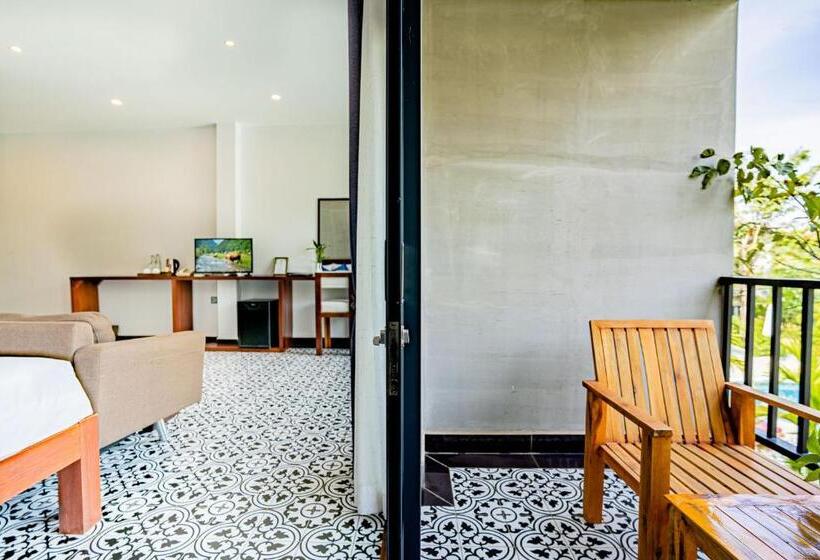 اتاق لوکس با چشم‌انداز استخر, Kampot Sweet Boutique