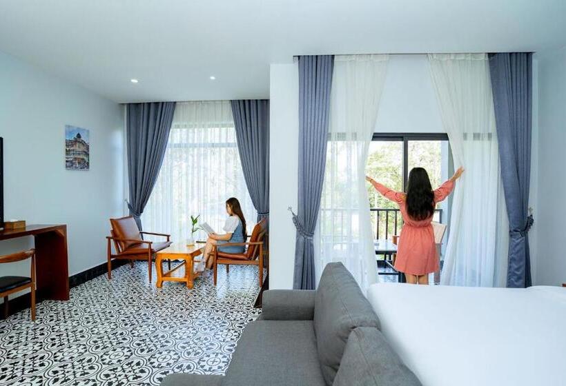 اتاق لوکس با چشم‌انداز استخر, Kampot Sweet Boutique