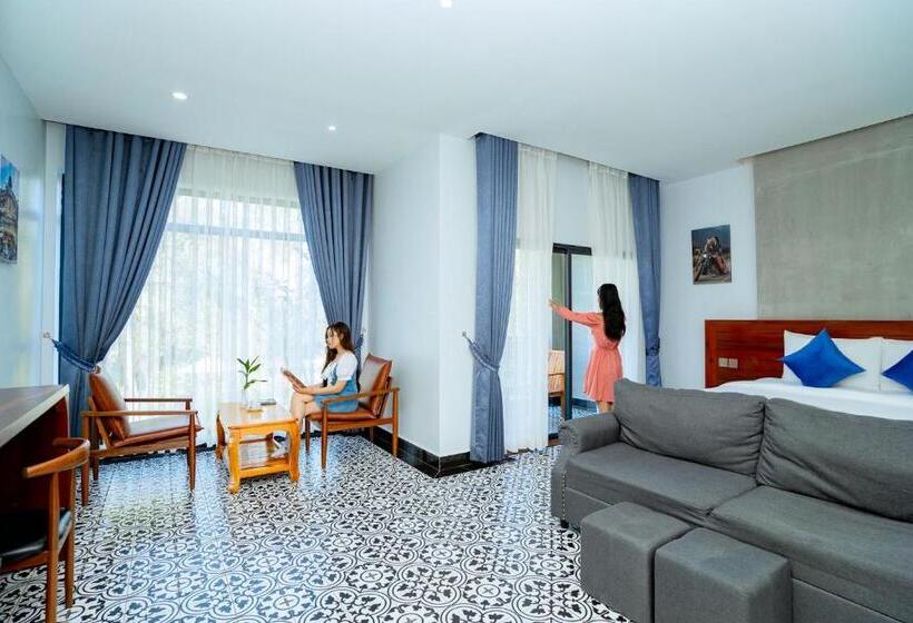 اتاق لوکس با چشم‌انداز استخر, Kampot Sweet Boutique