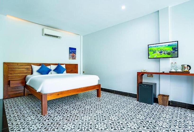 اتاق لوکس با چشم‌انداز استخر, Kampot Sweet Boutique