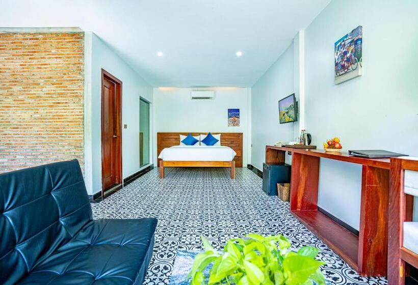 اتاق لوکس با چشم‌انداز استخر, Kampot Sweet Boutique