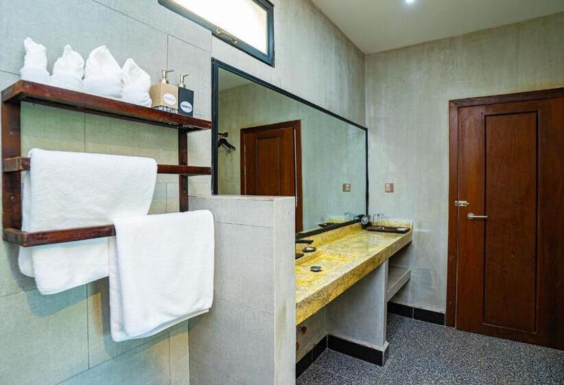 اتاق خانوادگی, Kampot Sweet Boutique