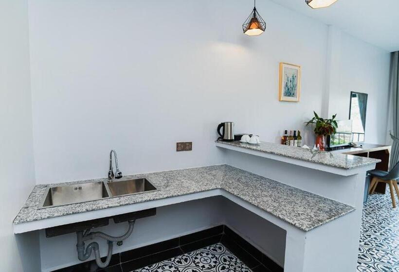 اتاق خانوادگی, Kampot Sweet Boutique