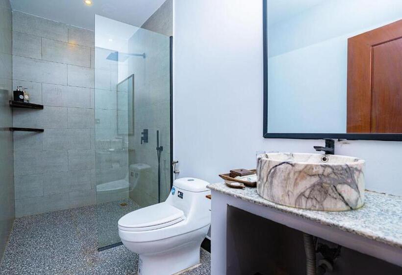 اتاق خانوادگی, Kampot Sweet Boutique