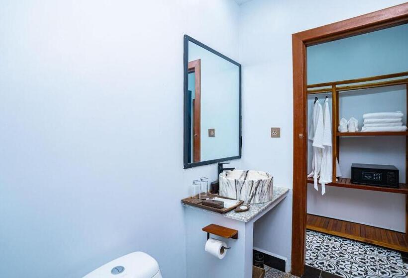 اتاق خانوادگی, Kampot Sweet Boutique