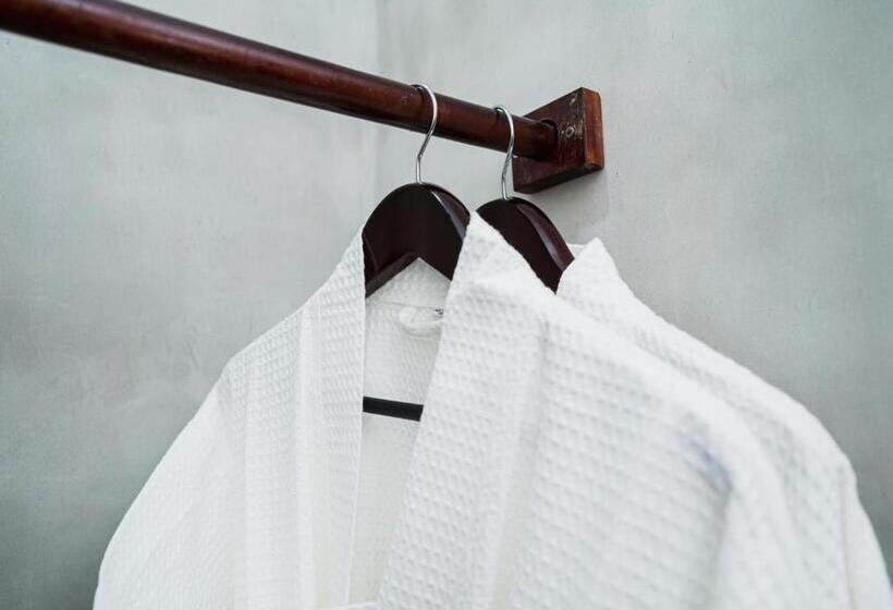 اتاق خانوادگی, Kampot Sweet Boutique