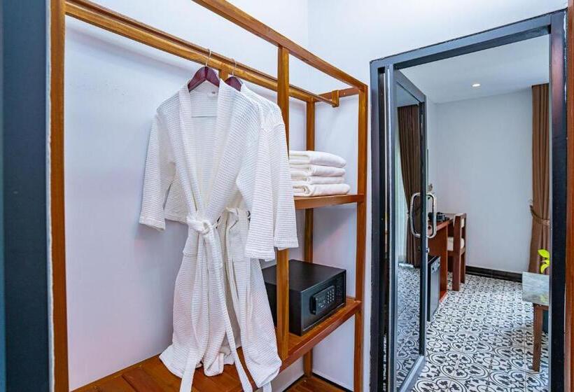 اتاق خانوادگی, Kampot Sweet Boutique