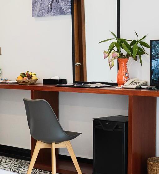 اتاق خانوادگی, Kampot Sweet Boutique