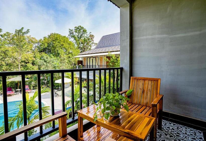 اتاق لوکس با چشم‌انداز استخر, Kampot Sweet Boutique