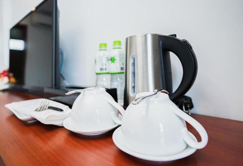 اتاق لوکس با چشم‌انداز استخر, Kampot Sweet Boutique