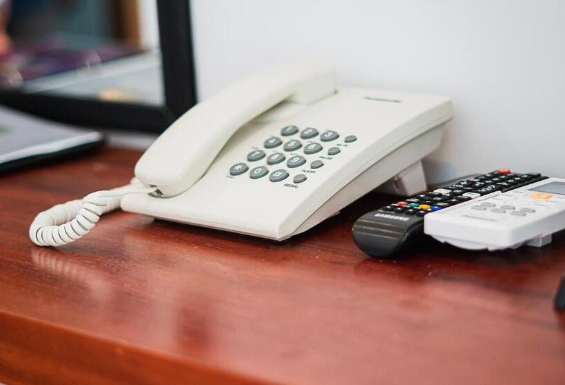 اتاق لوکس با چشم‌انداز استخر, Kampot Sweet Boutique