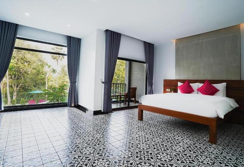 اتاق لوکس با چشم‌انداز استخر, Kampot Sweet Boutique