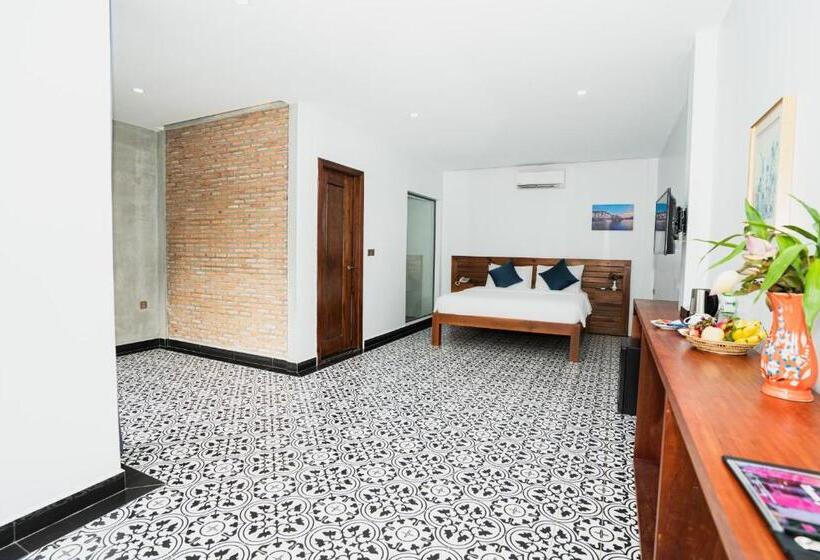 اتاق لوکس با چشم‌انداز استخر, Kampot Sweet Boutique