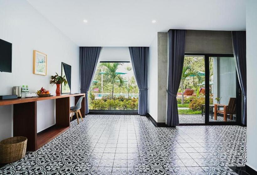 اتاق لوکس با چشم‌انداز استخر, Kampot Sweet Boutique