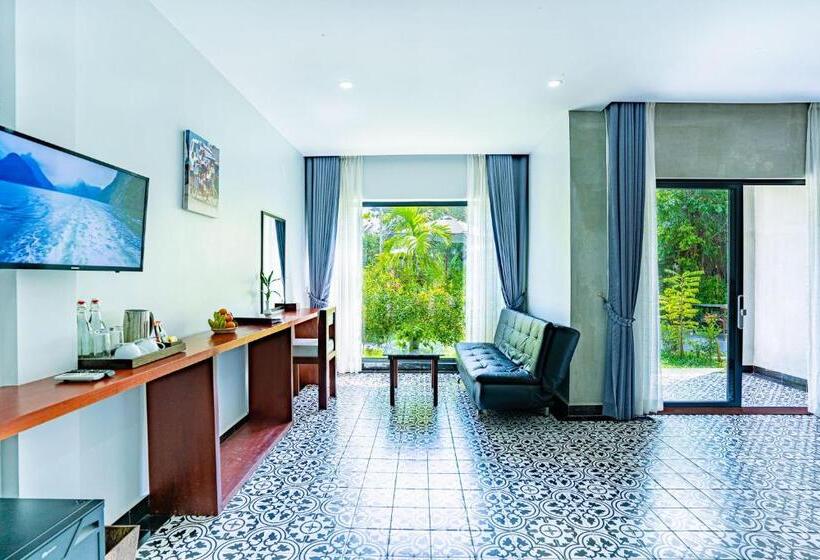 اتاق لوکس با چشم‌انداز استخر, Kampot Sweet Boutique