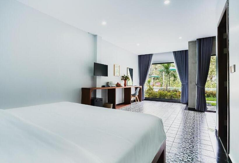 اتاق لوکس با چشم‌انداز استخر, Kampot Sweet Boutique