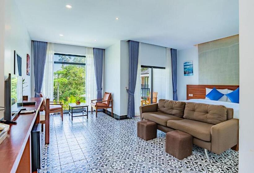 اتاق لوکس با چشم‌انداز استخر, Kampot Sweet Boutique