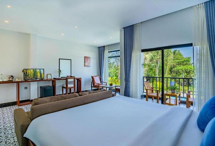 اتاق لوکس با چشم‌انداز استخر, Kampot Sweet Boutique