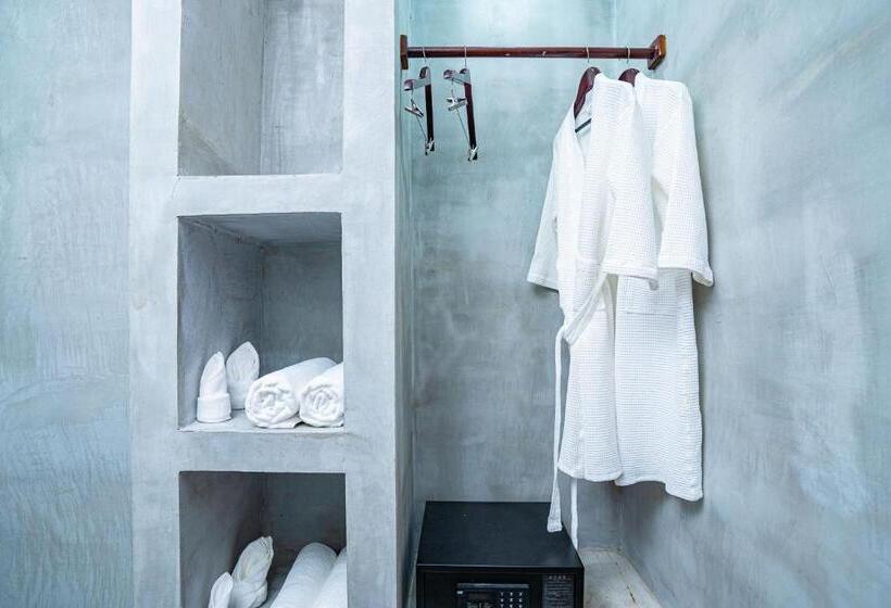 اتاق لوکس با چشم‌انداز استخر, Kampot Sweet Boutique