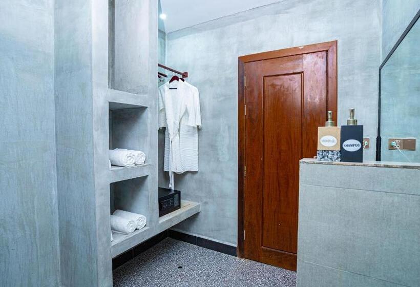 اتاق لوکس با چشم‌انداز استخر, Kampot Sweet Boutique