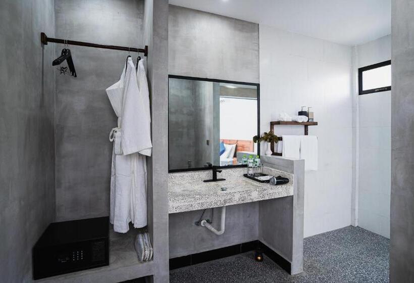 اتاق لوکس با چشم‌انداز استخر, Kampot Sweet Boutique