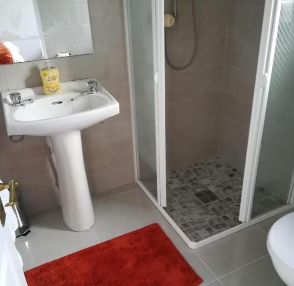 غرفة ديلوكس, Greystone House