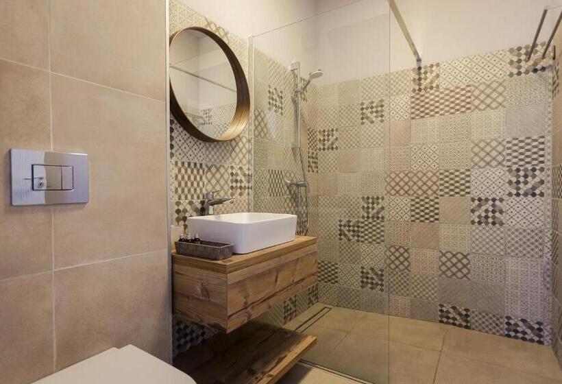 اتاق استاندارد, White Vama Veche