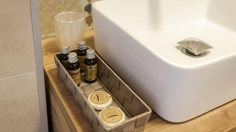 اتاق استاندارد, White Vama Veche