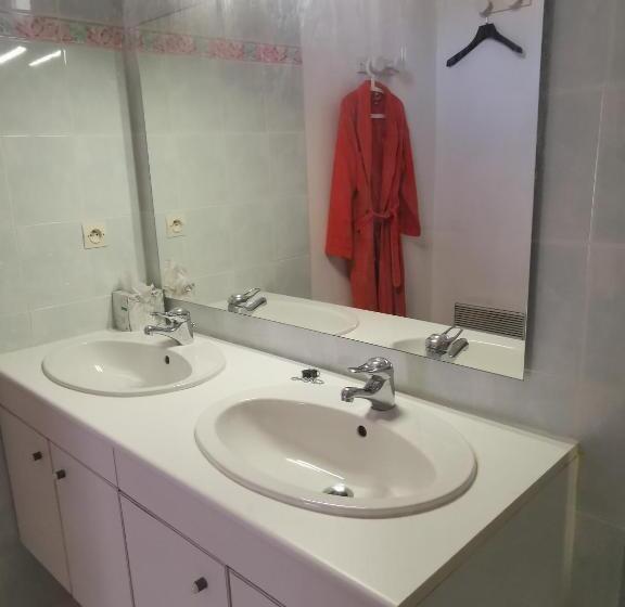 标准间, A L Ombre Des Pins