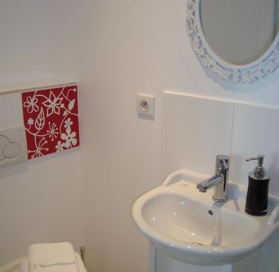 غرفة قياسية مزوَّدة بشُرفة إطلالة جانبية علي البحر, Maison L épicurienne