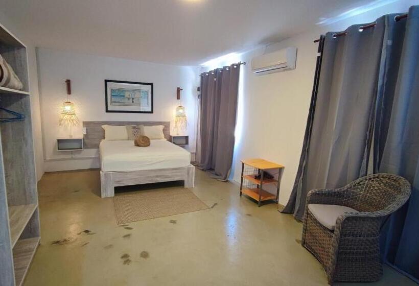 Quarto Familiar, Ti Pavillon