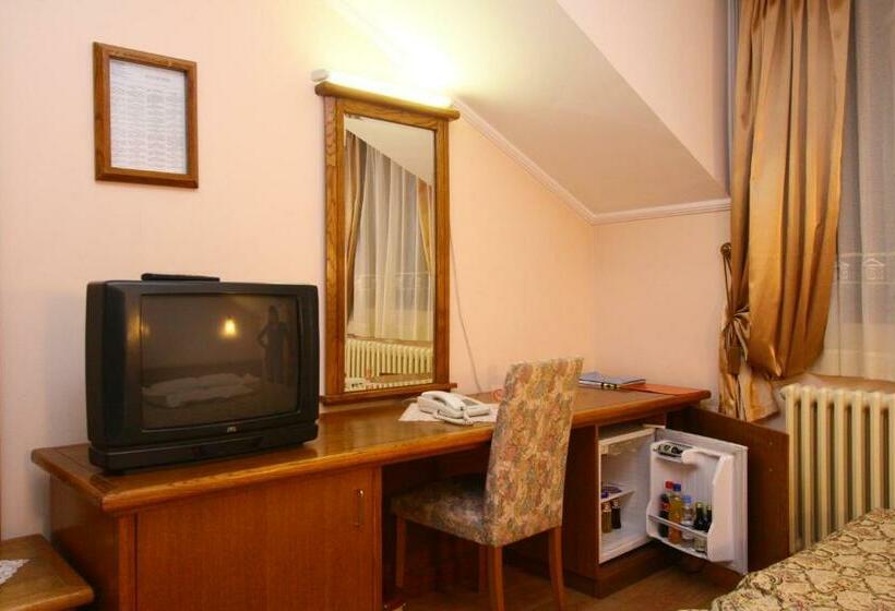 اتاق استاندارد یک نفره, Garni Hotel Pbg