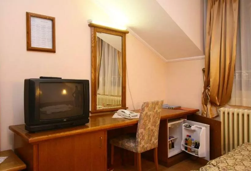 اتاق استاندارد یک نفره, Garni Hotel Pbg