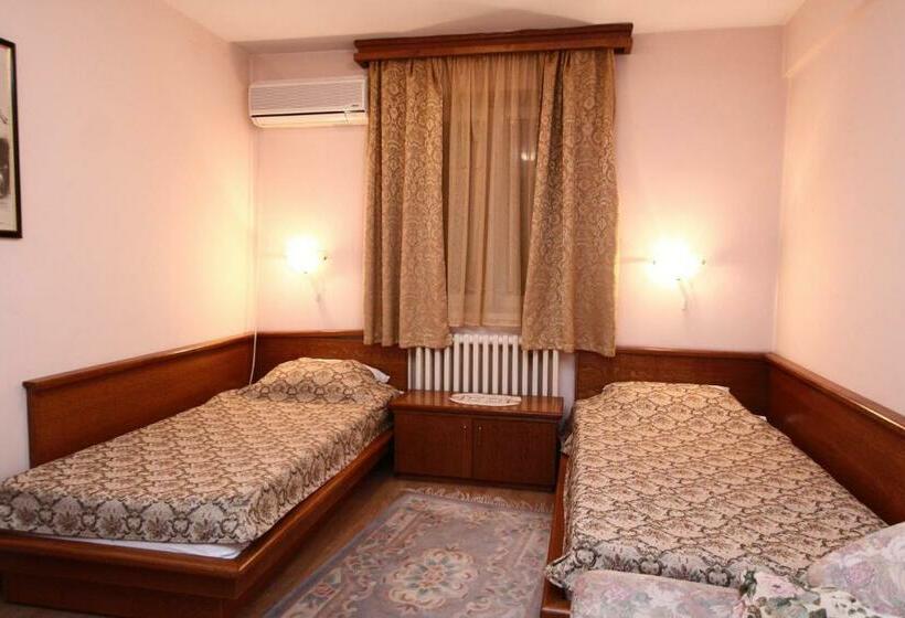اتاق استاندارد یک نفره, Garni Hotel Pbg