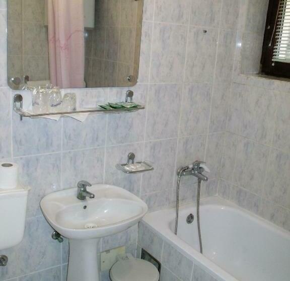 اتاق استاندارد سه نفره, Garni Hotel Pbg