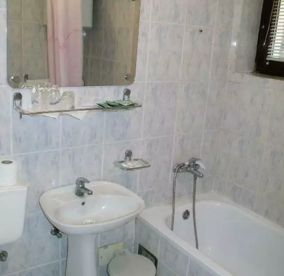 اتاق استاندارد سه نفره, Garni Hotel Pbg