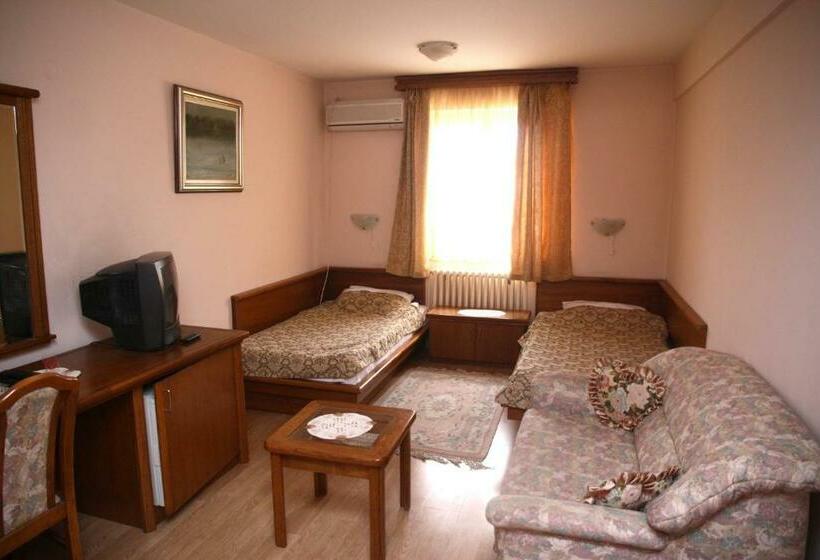 اتاق استاندارد سه نفره, Garni Hotel Pbg